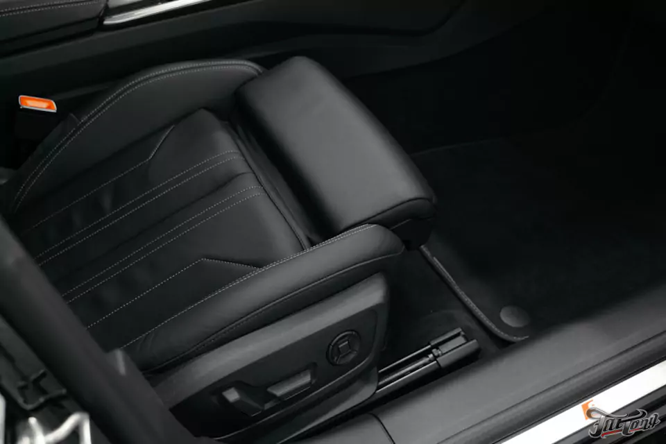 Классический карбон под матовым лаком в салоне Audi A7 и комплекс детейлинг-услуг